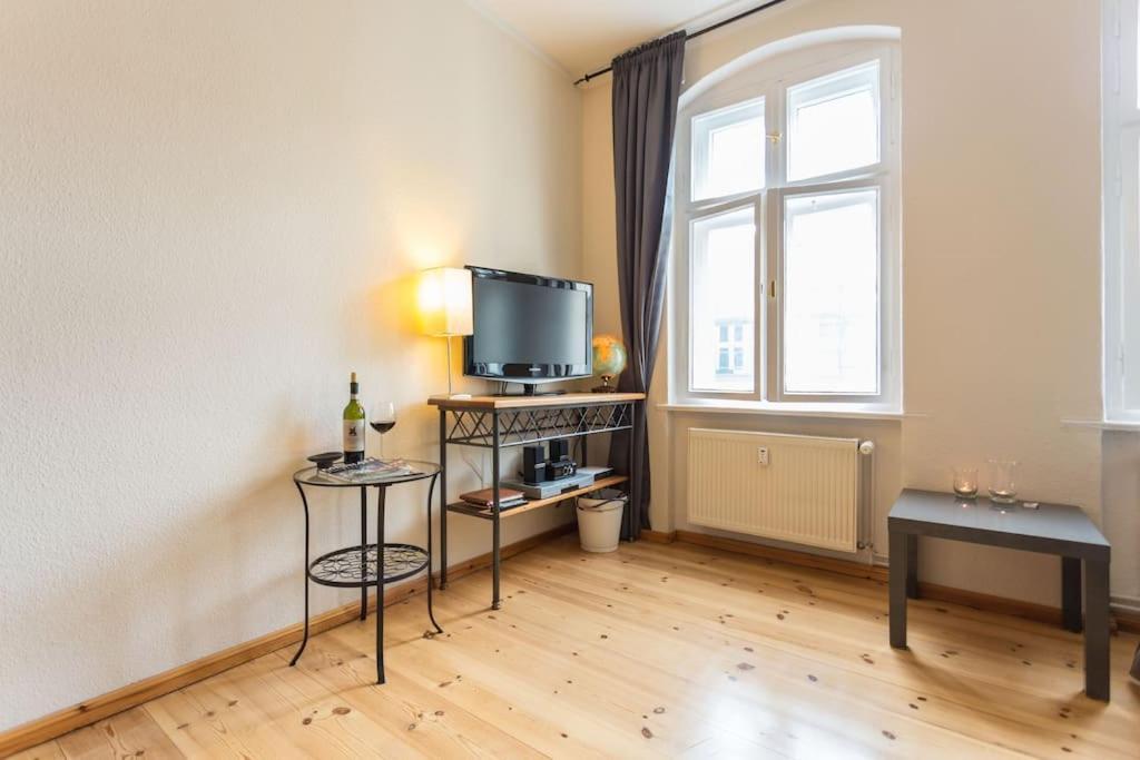 Zentrale Altbauwohnung Im Helmholtzkiez Berlino Esterno foto