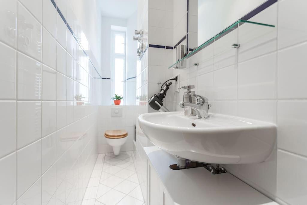 Zentrale Altbauwohnung Im Helmholtzkiez Berlino Esterno foto