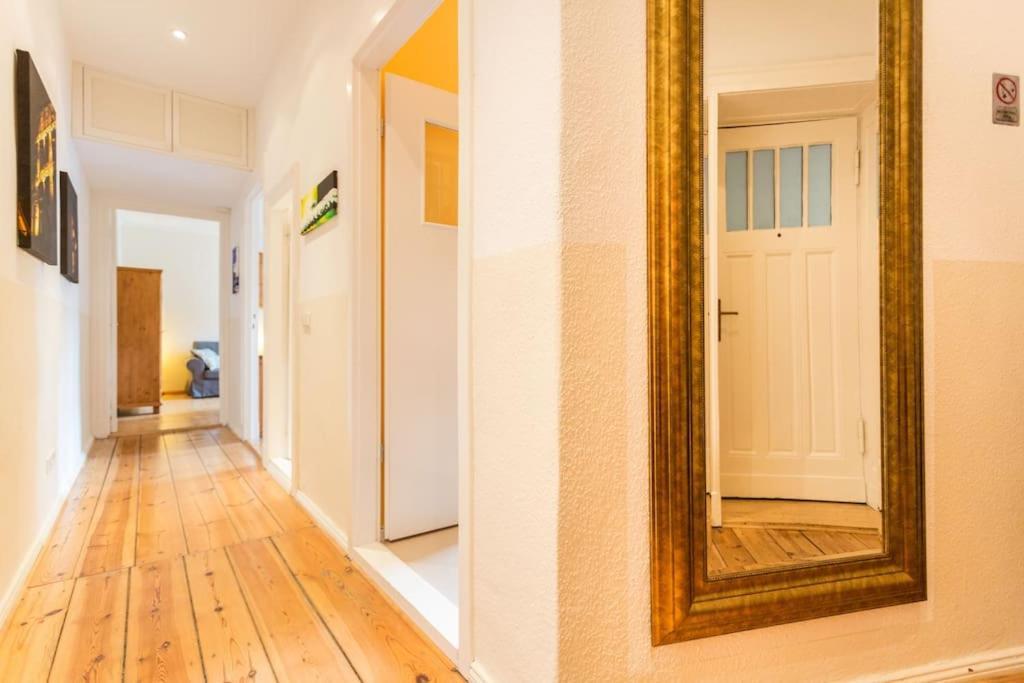 Zentrale Altbauwohnung Im Helmholtzkiez Berlino Esterno foto