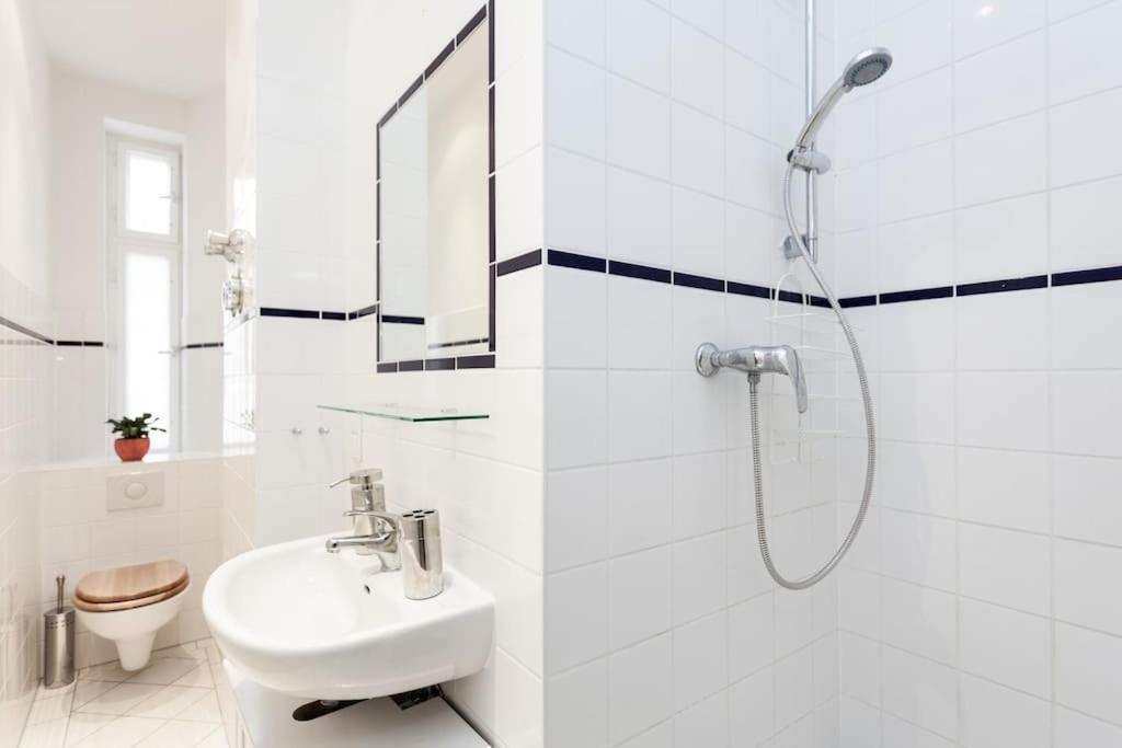 Zentrale Altbauwohnung Im Helmholtzkiez Berlino Esterno foto