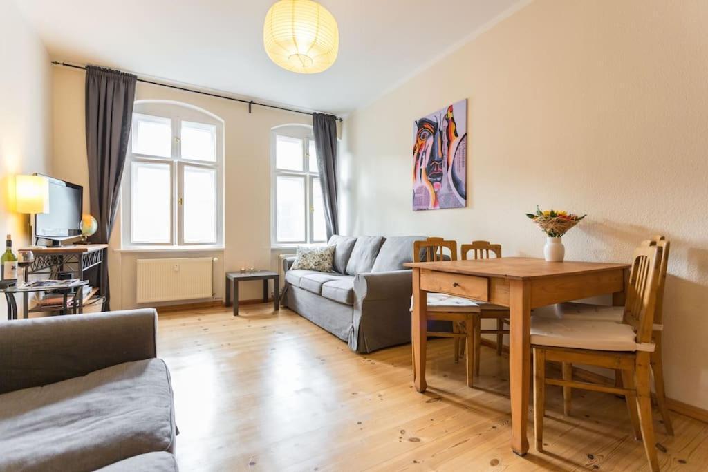 Zentrale Altbauwohnung Im Helmholtzkiez Berlino Esterno foto