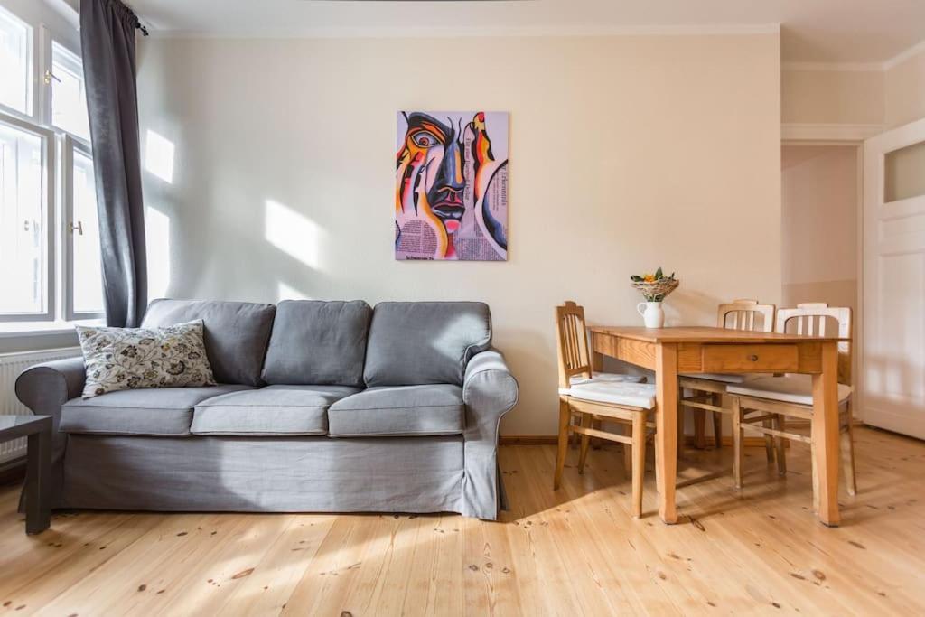 Zentrale Altbauwohnung Im Helmholtzkiez Berlino Esterno foto