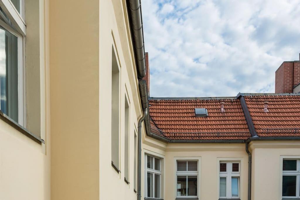 Zentrale Altbauwohnung Im Helmholtzkiez Berlino Esterno foto