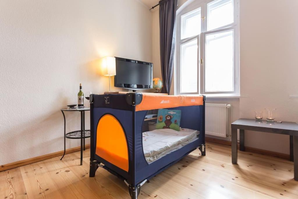 Zentrale Altbauwohnung Im Helmholtzkiez Berlino Esterno foto