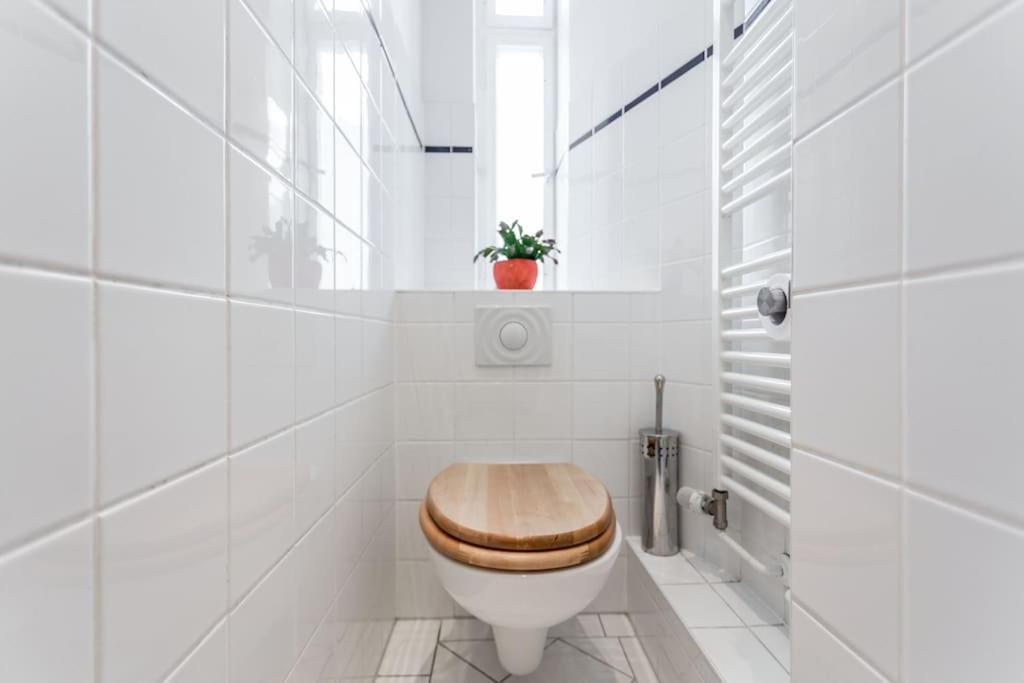 Zentrale Altbauwohnung Im Helmholtzkiez Berlino Esterno foto