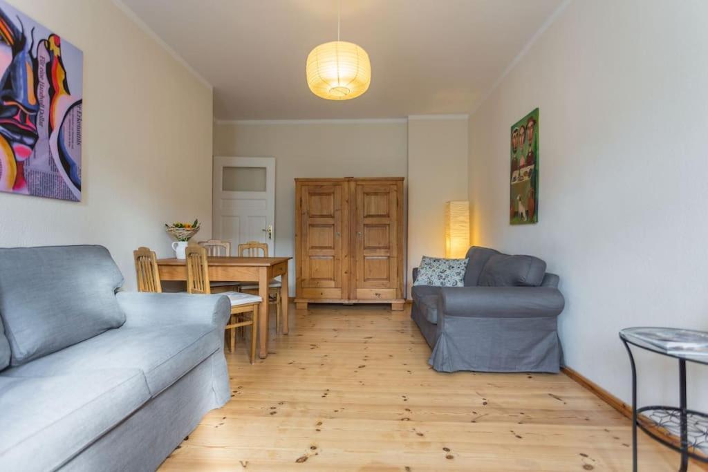 Zentrale Altbauwohnung Im Helmholtzkiez Berlino Esterno foto