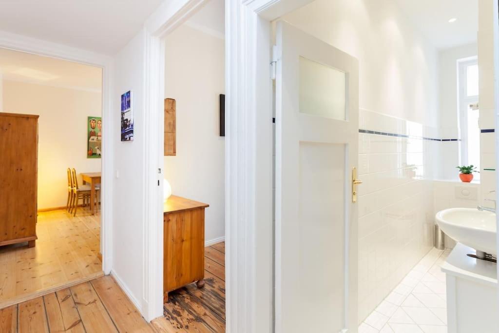 Zentrale Altbauwohnung Im Helmholtzkiez Berlino Esterno foto