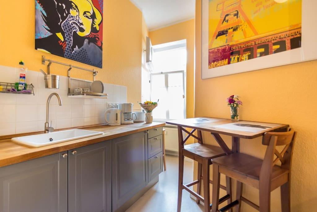 Zentrale Altbauwohnung Im Helmholtzkiez Berlino Esterno foto