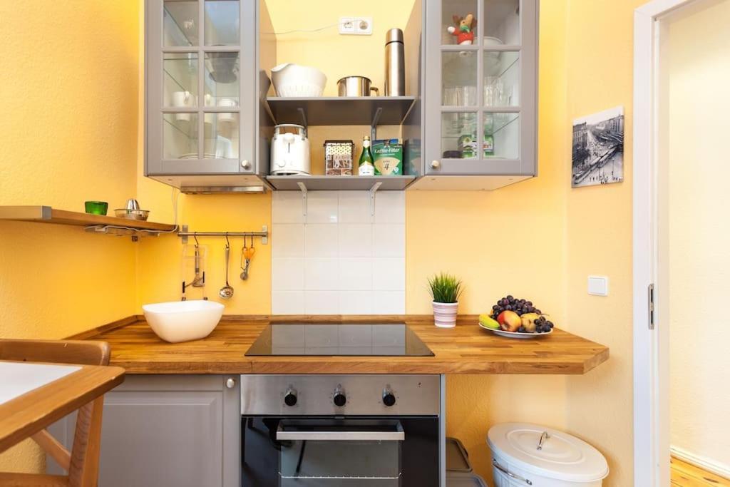 Zentrale Altbauwohnung Im Helmholtzkiez Berlino Esterno foto